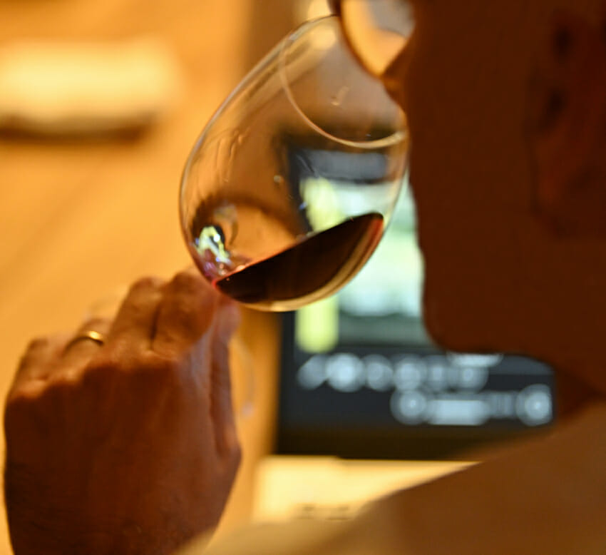 Idoso a beber vinho