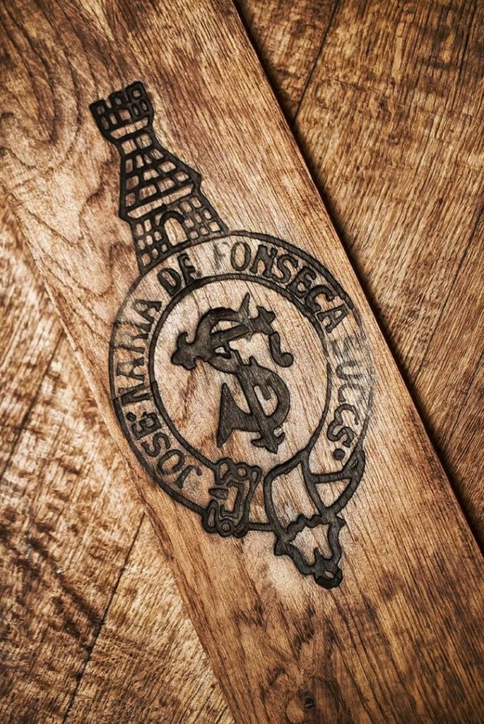 logo José Maria da Fonseca gravado a fogo em madeira