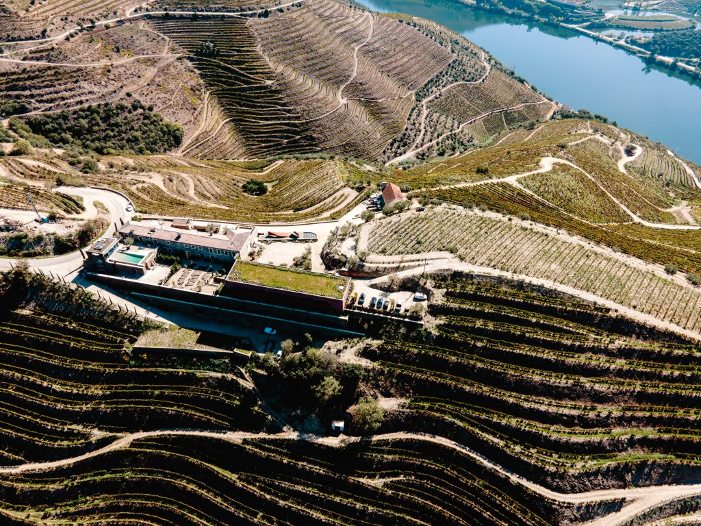 Desenhada por um coletivo de arquitetos portugueses e brasileiros, é um edifício de estilo industrial, construído de forma a integrar-se totalmente na paisagem do Douro vinhateiro.