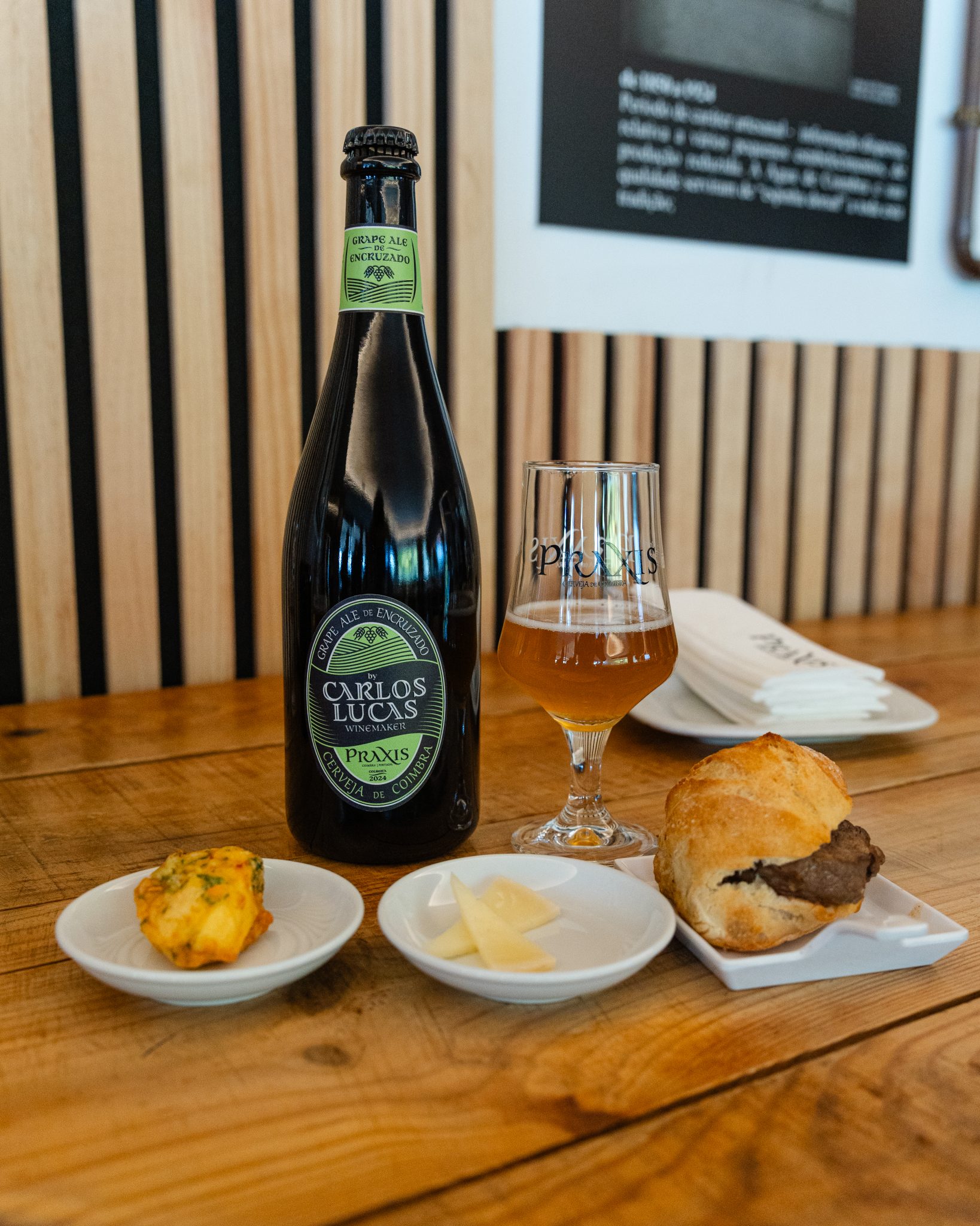 A ideia nasceu da ligação familiar entre Carlos Lucas e Pedro Baptista, e da vontade de juntar dois produtos icónicos da região centro: o vinho do Dão e a cerveja artesanal de Coimbra.