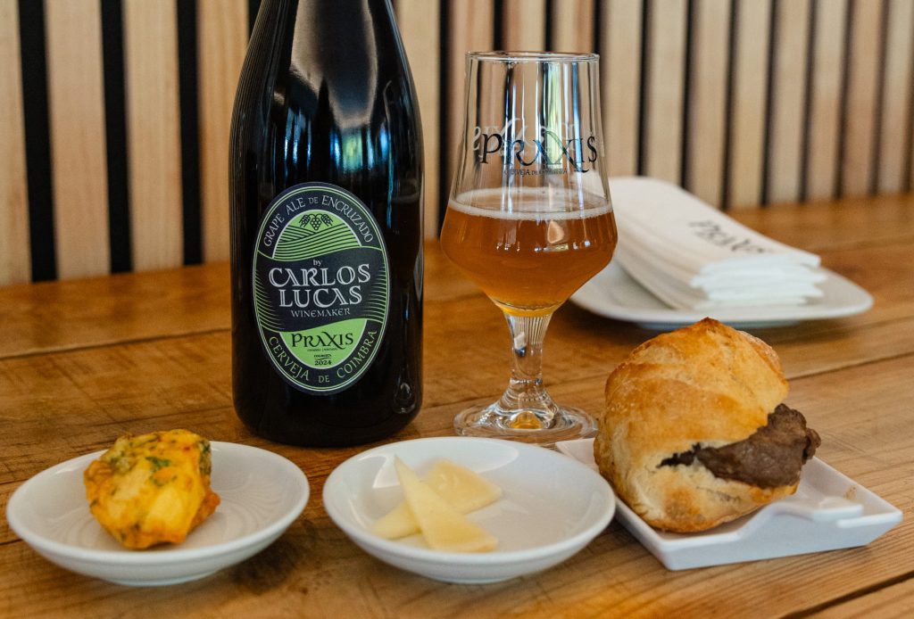 A ideia nasceu da ligação familiar entre Carlos Lucas e Pedro Baptista, e da vontade de juntar dois produtos icónicos da região centro: o vinho do Dão e a cerveja artesanal de Coimbra.