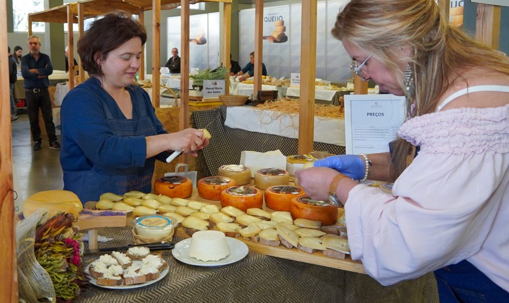 O próximo Mercado do Queijo de Gouveia vai decorrer nos dias 29 e 30 de Março no mercado municipal da cidade, reunindo produtores locais e nacionais, especialistas e entusiastas do sector da gastronomia.