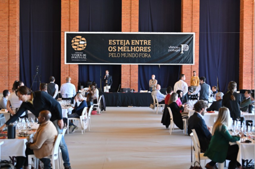A 12ª edição do Concurso Vinhos de Portugal, que vai decorrer em Maio, reúne perto de 1300 vinhos nacionais. Organizado pela ViniPortugal, o evento distingue, todos os anos, a qualidade e diversidade da produção vitivinícola nacional, através de uma avaliação, realizada em prova cega, por um painel de especialistas de renome.