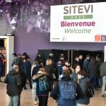 O próximo SITEVI, evento dedicado aos profissionais dos sectores da viticultura, vinho, arboricultura e olivicultura, irá decorrer entre 25 e 27 de novembro de 2025 no Parque de Exposições de Montpellier, no sul de França.