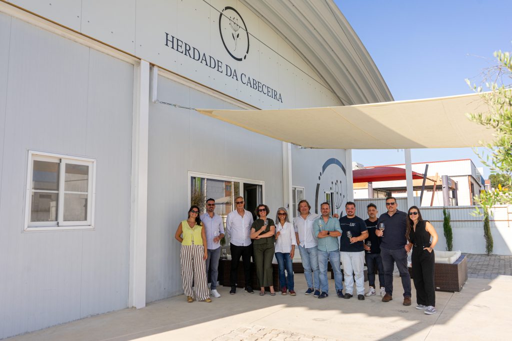 O grupo Lindeborg Wines, que detém também a a Quinta da Folgorosa e Cortém na Região de Lisboa e a Quinta Vale do Armo no Tejo, inaugurou oficialmente, em junho, a sua nova adega da Herdade da Cabeceira, que fica perto de Arraiolos.