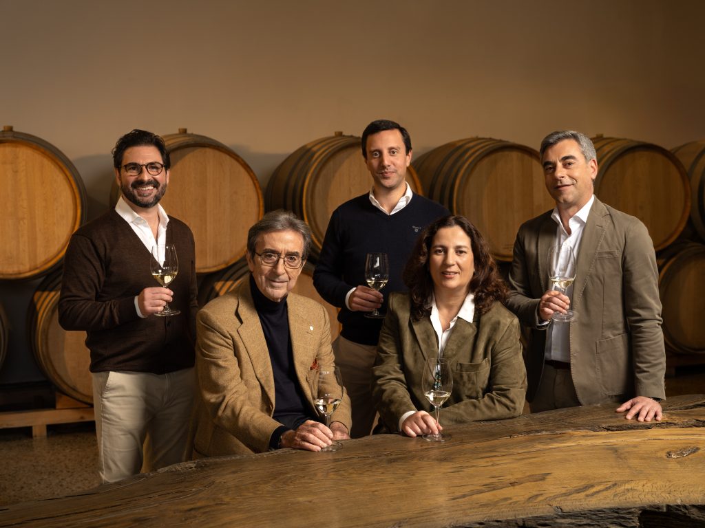 Os enólogos António Bastos e Eduardo Leite, da Quinta Nova de Nossa Senhora do Carmo, no Douro, Rodrigo Costa, da Taboadella, no Dão, e António Cavalheiro, da Herdade Aldeia de Cima, no Alentejo, vão passar a trabalhar com Riccardo Cotarella, um dos enólogos italianos mais reconhecidos e influentes no mundo, que, agora, assume o papel chefe consultor na enologia nas três propriedades vinhateiras lideradas por Luísa Amorim. “Trabalhar com o Riccardo Cotarella é ganhar sabedoria e transmitir conhecimento com a confiança de um grande amigo. A sua atenção meticulosa à maturação fenólica, à microvinificação e à pureza varietal, aliada a uma vasta experiência em propriedades icónicas italianas e internacionais, faz deste grande enólogo um verdadeiro mestre na elevação de cada terroir à mais alta expressão de excelência”, sublinha Luísa Amorim. Por sua vez, Riccardo Cotarella destaca: “a forma natural como estes grandes enólogos combinam dezenas de variedades nativas, preservando o equilíbrio e a identidade de cada vinho, é uma arte rara que nunca tinha presenciado no mundo.” Em relação às três propriedades, o enólogo italiano realça “a atenção ao detalhe e ao saber-fazer local”, bem como à sapiência de cada equipa a respeito à viticultura de montanha, missão executada “com um enorme respeito pela filosofia da viticultura em mosaico, que explora nano e micro parcelas de castas nativas, portuguesas”. Sobre Luísa Amorim, importa evidenciar o percurso marcante no mundo do vinho e na aposta crescente no enoturismo, o qual pauta pela consolidação de cada projeto, pela aposta recorrente na modernização e pela valorização dos territórios – Douro, Dão e Alentejo. Já Riccardo Cotarella, natural da região de Úmbria, em Itália, que acaba de lançar a sua autobiografia oficial, intitulada “Il Vino e la Vita. La Mia Storia”, é docente de Enologia na Universidade da Tuscia (Università degli Studi della Tuscia), Presidente da Assoenologi, a associação italiana de enólogos, e da União Internacional de Enólogos, e frequentemente referido como o “enólogo do Papa”, devido ao trabalho realizado com o Vaticano.