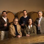 Os enólogos António Bastos e Eduardo Leite, da Quinta Nova de Nossa Senhora do Carmo, no Douro, Rodrigo Costa, da Taboadella, no Dão, e António Cavalheiro, da Herdade Aldeia de Cima, no Alentejo, vão passar a trabalhar com Riccardo Cotarella, um dos enólogos italianos mais reconhecidos e influentes no mundo, que, agora, assume o papel chefe consultor na enologia nas três propriedades vinhateiras lideradas por Luísa Amorim. “Trabalhar com o Riccardo Cotarella é ganhar sabedoria e transmitir conhecimento com a confiança de um grande amigo. A sua atenção meticulosa à maturação fenólica, à microvinificação e à pureza varietal, aliada a uma vasta experiência em propriedades icónicas italianas e internacionais, faz deste grande enólogo um verdadeiro mestre na elevação de cada terroir à mais alta expressão de excelência”, sublinha Luísa Amorim. Por sua vez, Riccardo Cotarella destaca: “a forma natural como estes grandes enólogos combinam dezenas de variedades nativas, preservando o equilíbrio e a identidade de cada vinho, é uma arte rara que nunca tinha presenciado no mundo.” Em relação às três propriedades, o enólogo italiano realça “a atenção ao detalhe e ao saber-fazer local”, bem como à sapiência de cada equipa a respeito à viticultura de montanha, missão executada “com um enorme respeito pela filosofia da viticultura em mosaico, que explora nano e micro parcelas de castas nativas, portuguesas”. Sobre Luísa Amorim, importa evidenciar o percurso marcante no mundo do vinho e na aposta crescente no enoturismo, o qual pauta pela consolidação de cada projeto, pela aposta recorrente na modernização e pela valorização dos territórios – Douro, Dão e Alentejo. Já Riccardo Cotarella, natural da região de Úmbria, em Itália, que acaba de lançar a sua autobiografia oficial, intitulada “Il Vino e la Vita. La Mia Storia”, é docente de Enologia na Universidade da Tuscia (Università degli Studi della Tuscia), Presidente da Assoenologi, a associação italiana de enólogos, e da União Internacional de Enólogos, e frequentemente referido como o “enólogo do Papa”, devido ao trabalho realizado com o Vaticano.